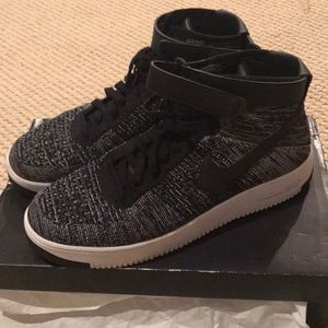 NIKE AIR FORCE 1 FLYKNIT